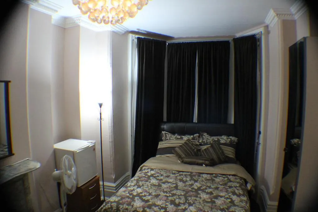 Comfy Guesthouse & Suite 多伦多 2*,