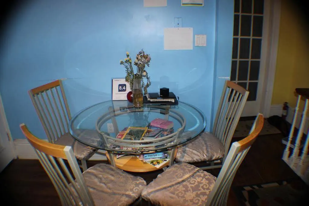 Comfy Guesthouse & Suite 多伦多 2*,